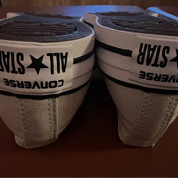 EUC Women’s Converse Off-White Canvas Sneakers, 10 - Picture 5 of 9